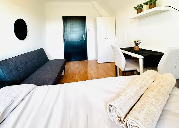 Spacious 6Br Shared Villa With Garden Near Danube For 16 Guests