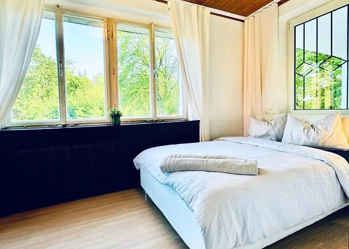 Spacious 6Br Shared Villa With Garden Near Danube For 16 Guests